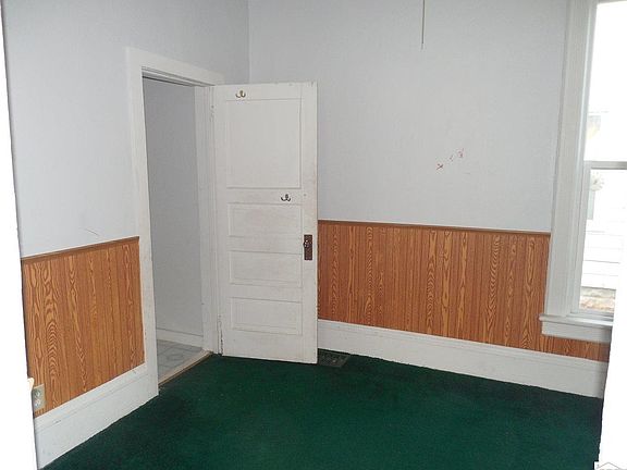 4th image of 621 11th Ave W