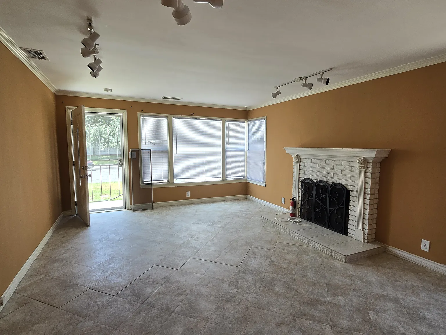 1 bed, 550 sqft, $1,700 — Photo 3