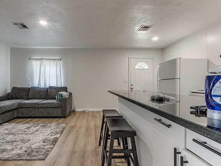 320 E Wayne Ave #C — Photo 12