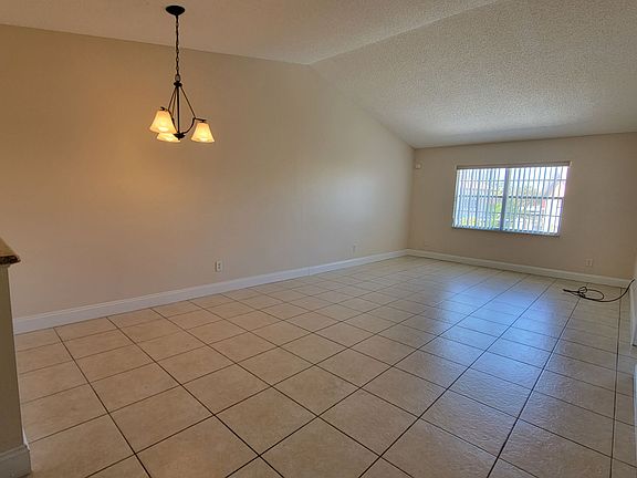 4th image of 833 Orchid Springs Dr