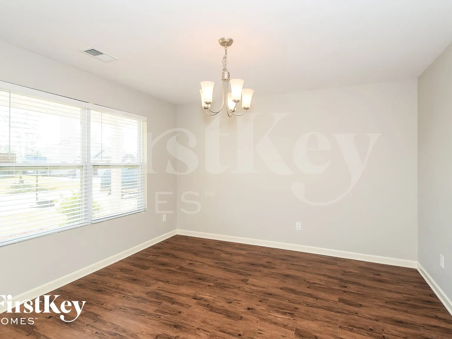 4 bed, 2.5 bath, 2338 sqft, $2,100 — Photo 3