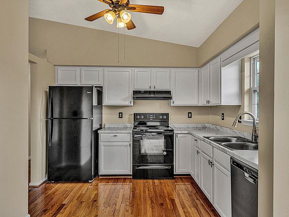 5th image of 583 Hillview Dr