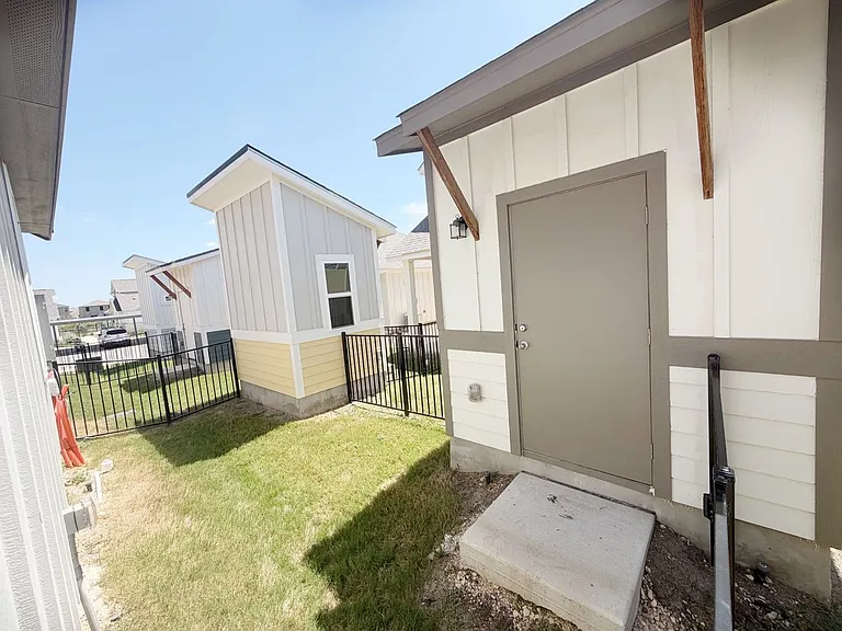 2161 Hofstaat Dr — Photo 28