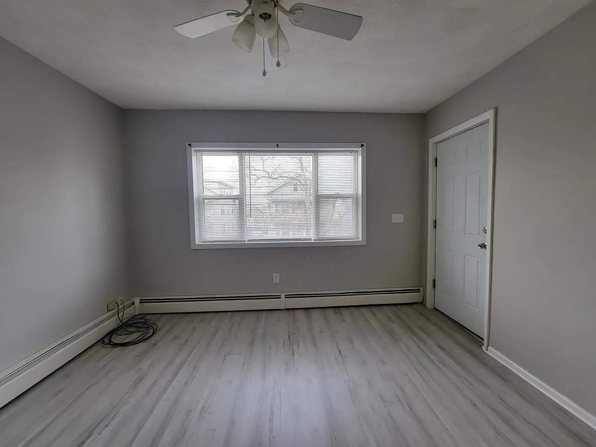 3 bed, 1000 sqft, $2,000 — Photo 2