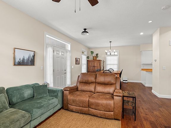 5th image of 327 Waterford Pl