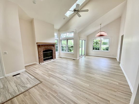 3rd image of 139 White Branch Ct S