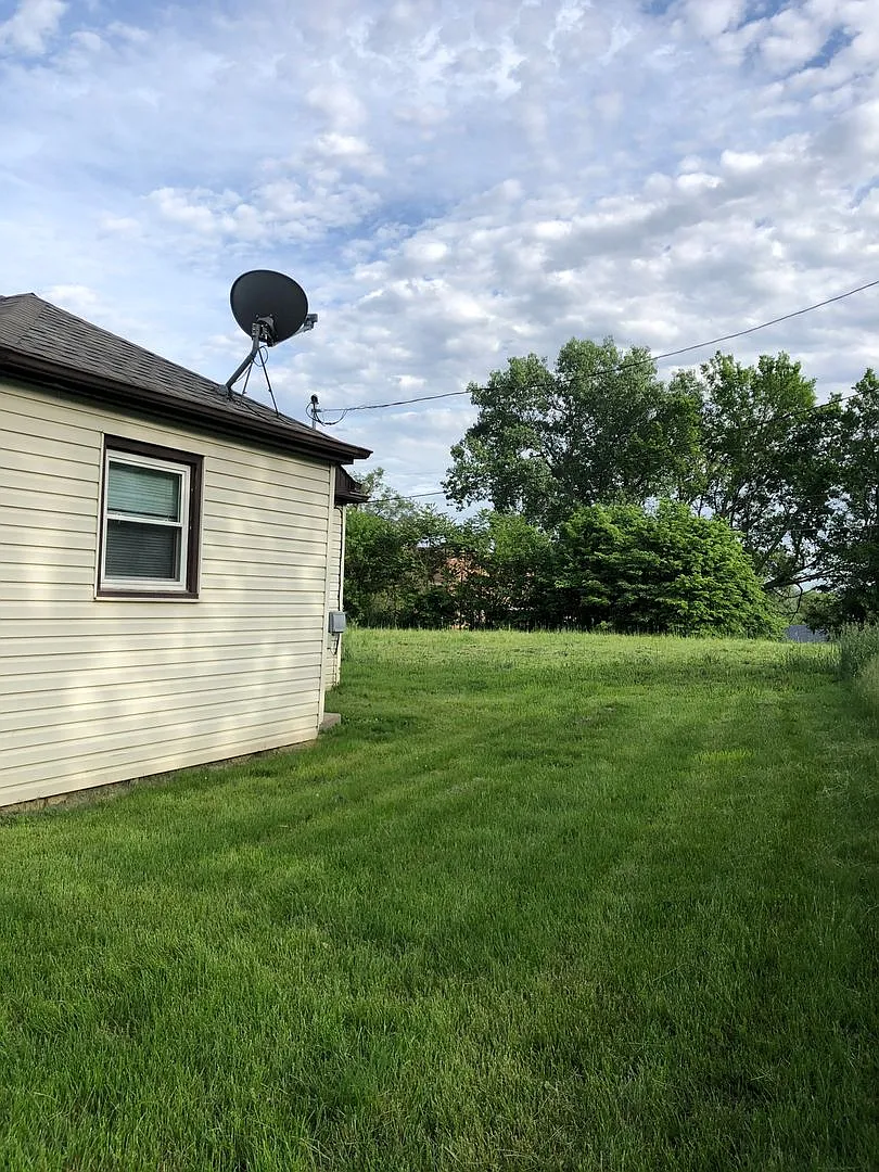 Charming 2-Bedroom Home with Spacious Backyard & Attached Garage! — Photo 3