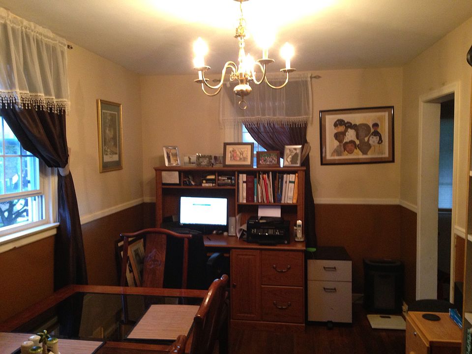 2nd image of 1601 Robbins Pl