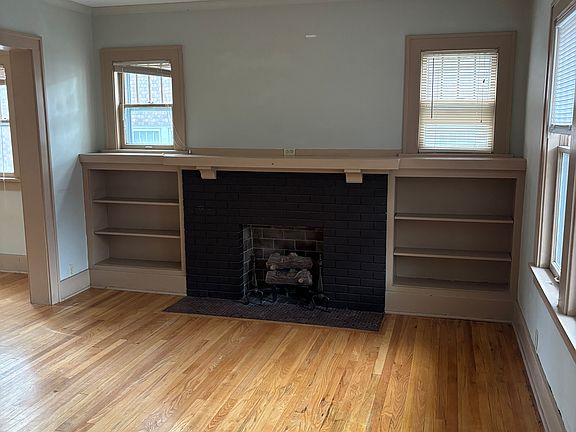 Beautiful living room with fireplace (fireplace is non-operational)
