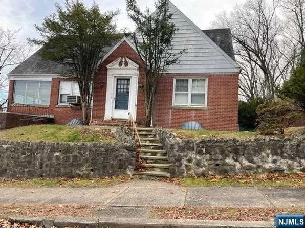 1 Hillcrest Rd, Haledon, NJ 07508