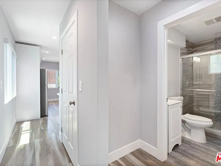 6652 Orion Ave — Photo 9