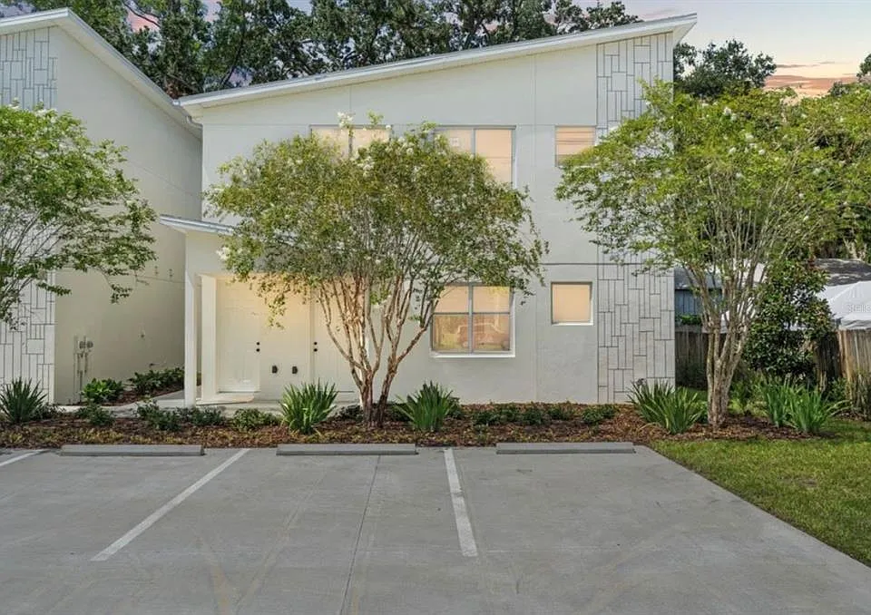4206 N Manhattan Ave #2