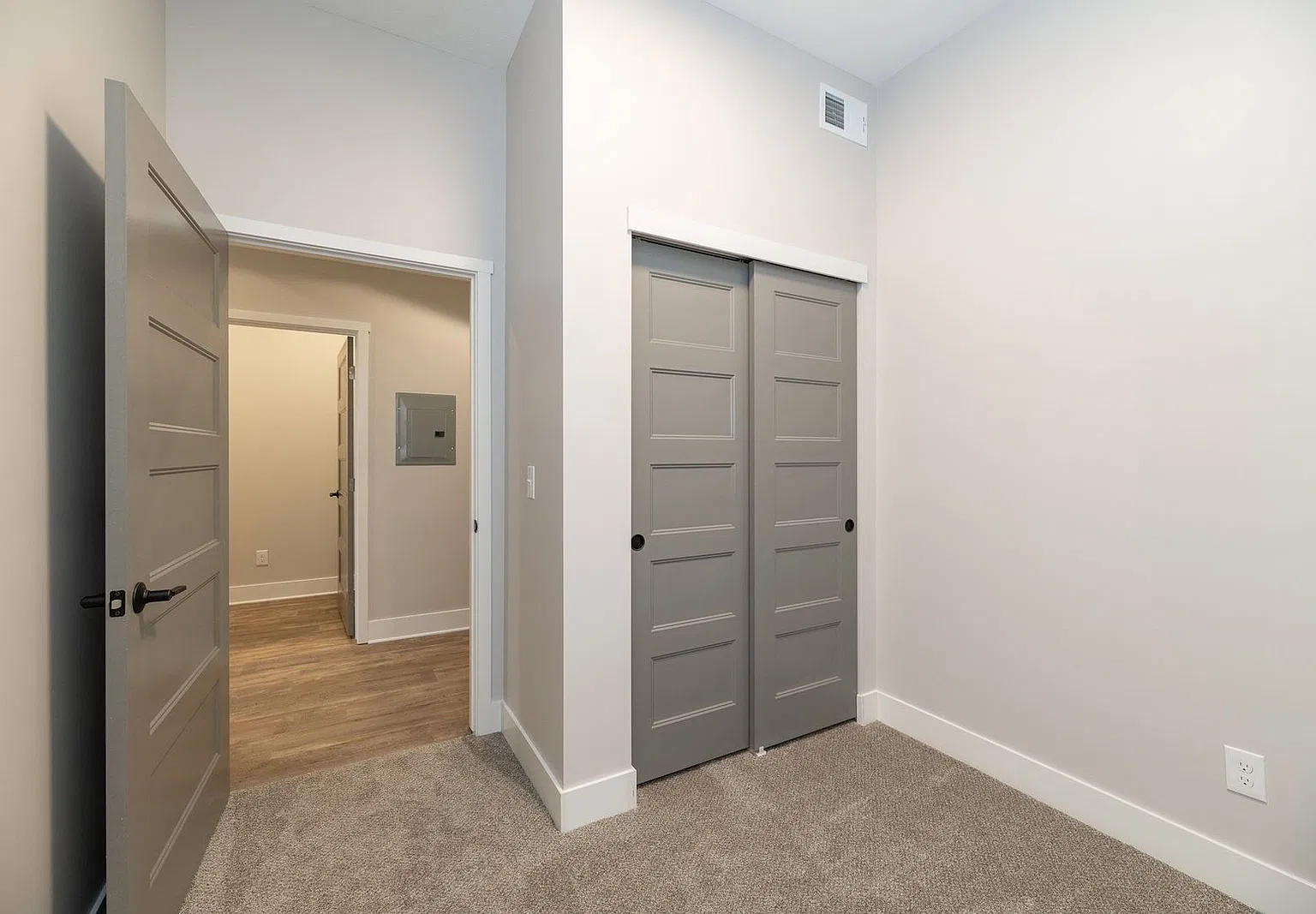 2 bed, 2.0 bath, 920 sqft, $2,025 — Photo 3