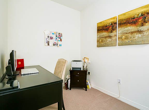 5th image of 931 E Walnut St Unit 402