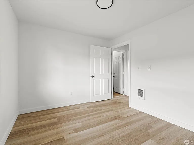 109 S Washington St — Photo 12