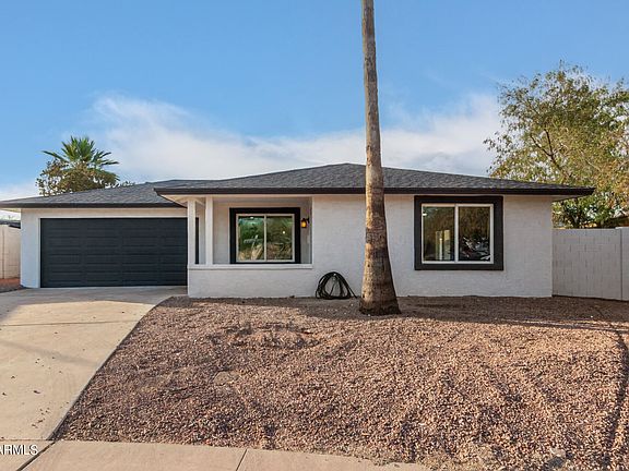 4th image of 2208 E Paradise Dr