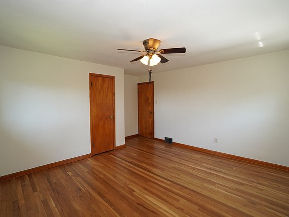 4th image of 1092 Greentree Rd