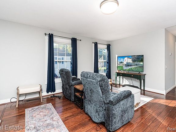 4th image of 2987 Maplewood Ct #D