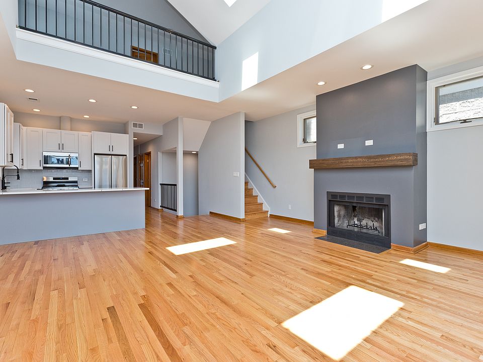 1st image of 2338 N Greenview Ave #3