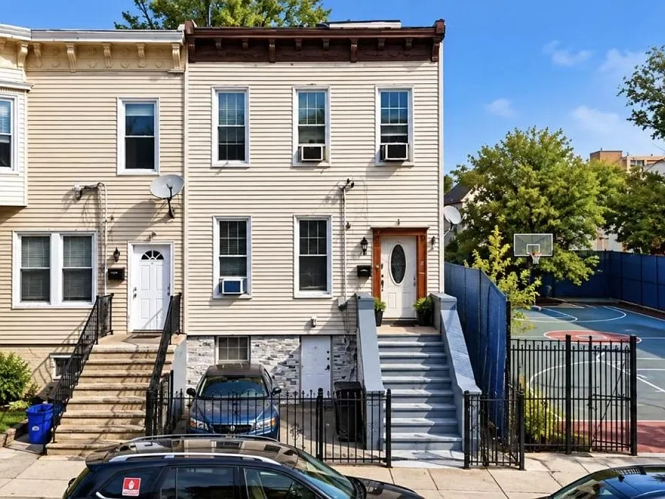 94 Van Nostrand Ave #1