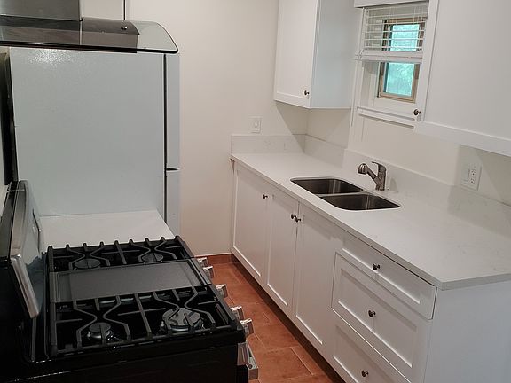5th image of 12812 Moorpark St