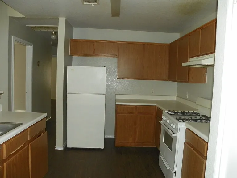 2221 Creekside Ln — Photo 6