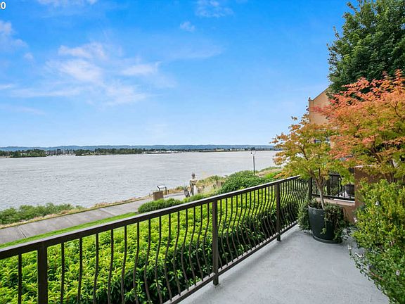 2nd image of 2015 SE Columbia River Dr Unit 120