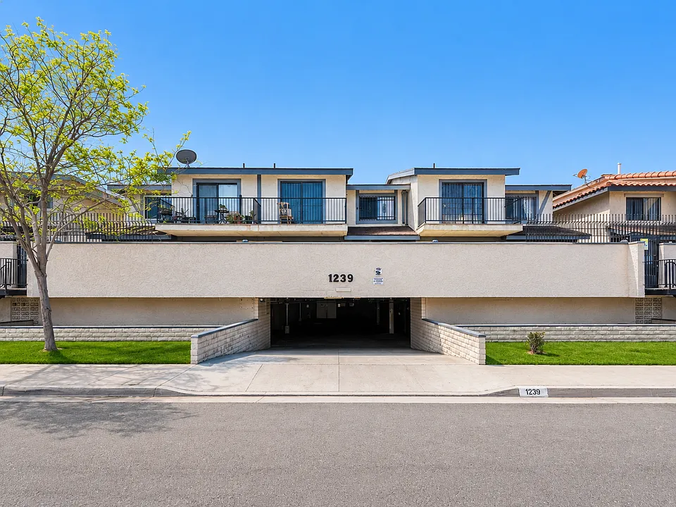1239 W Rosecrans Ave #31