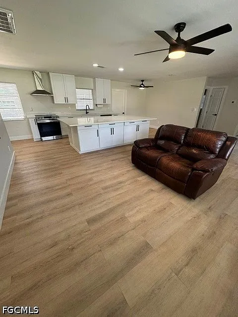 3 bed, 1.5 bath, 1300 sqft, $2,750 — Photo 4