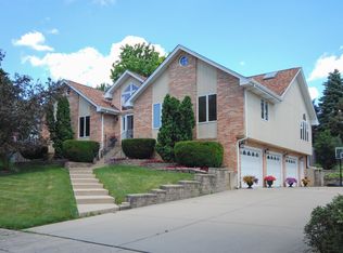 312 Queens Pkwy, Bartlett, IL