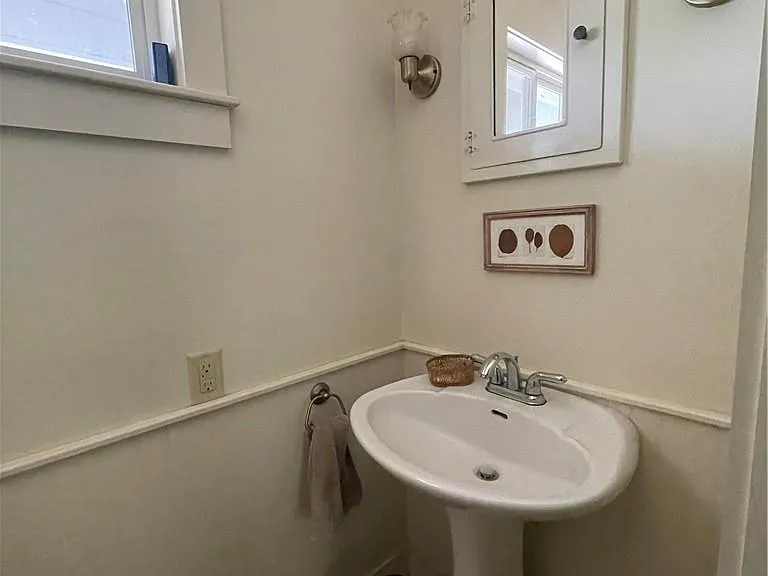 113 Marshall St — Photo 14