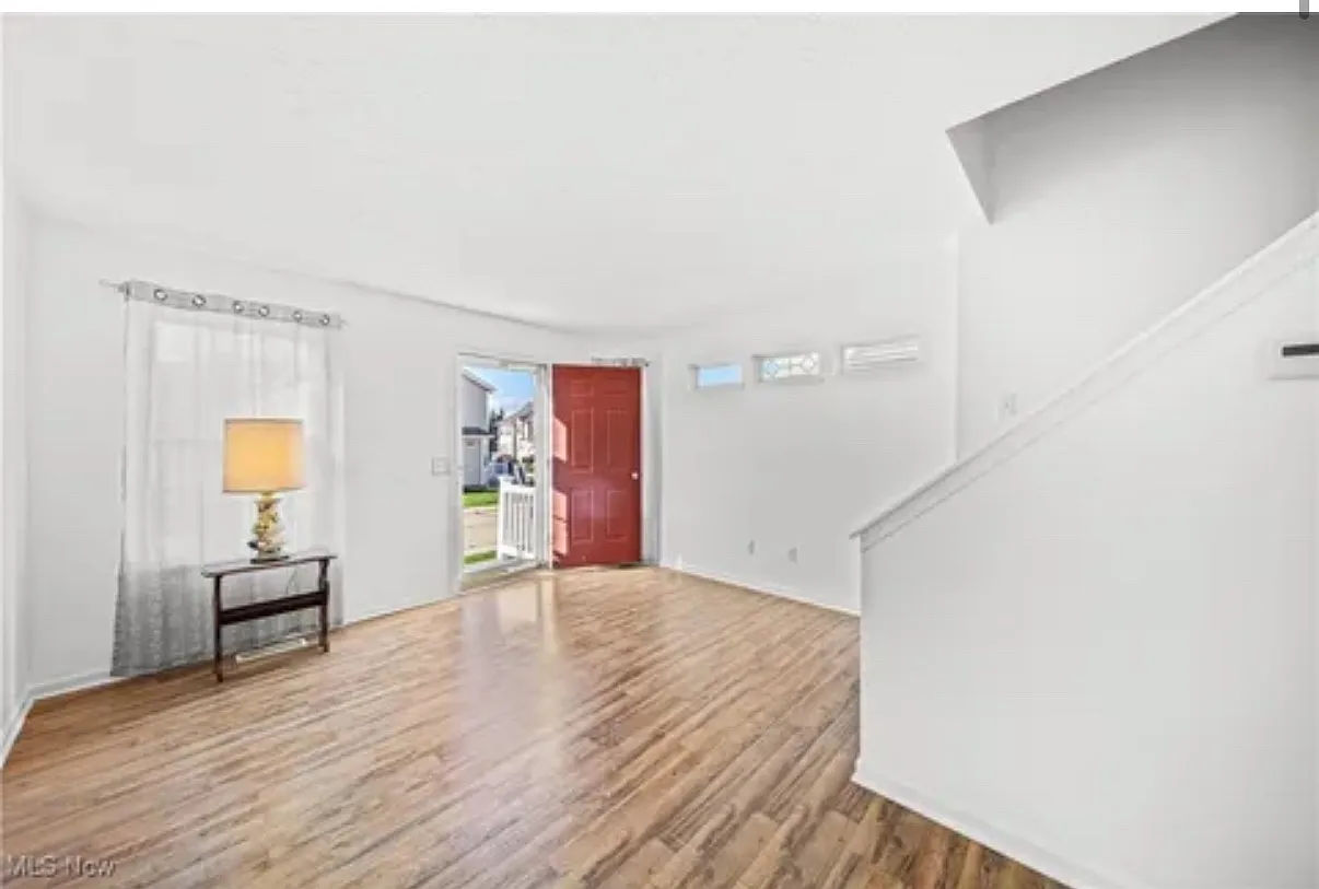 3 bed, 1.5 bath, 1450 sqft, $2,100 — Photo 2