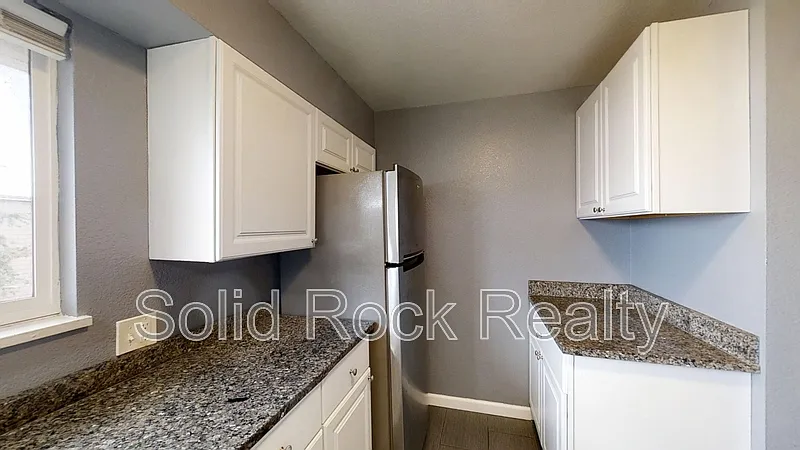 3 bed, 1.0 bath, 1000 sqft, $1,200 — Photo 3