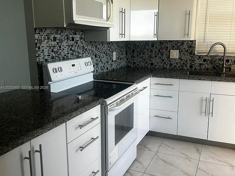 16400 NE 17th Ave #703 — Photo 1