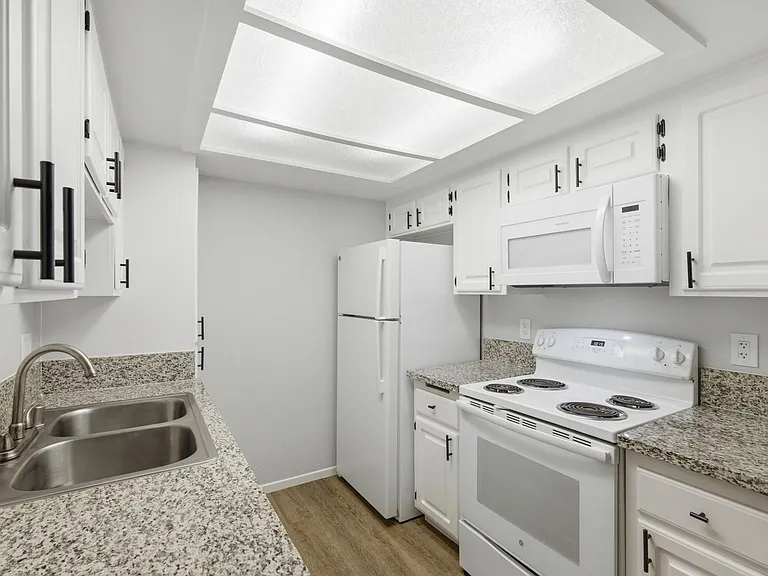 Benchmark Apartments — Photo 12