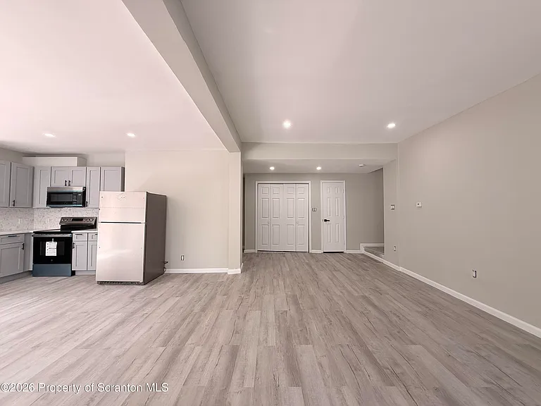 129-131 S Bromley Ave #FRONT — Photo 13