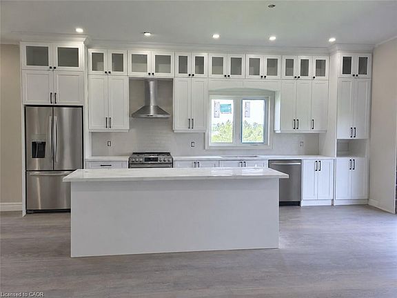 4th image of 215 Forler St