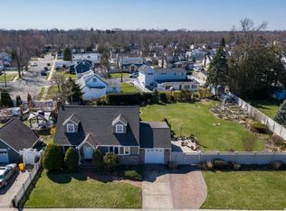 42 Scholl Dr, Farmingdale, NY 11735