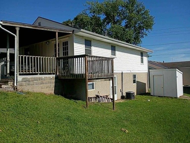 2710 NE Park St — Photo 2