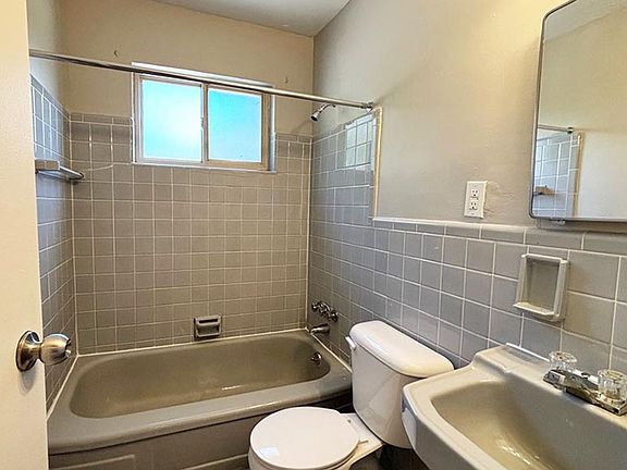 4th image of 562 Lowell Ave APT 7