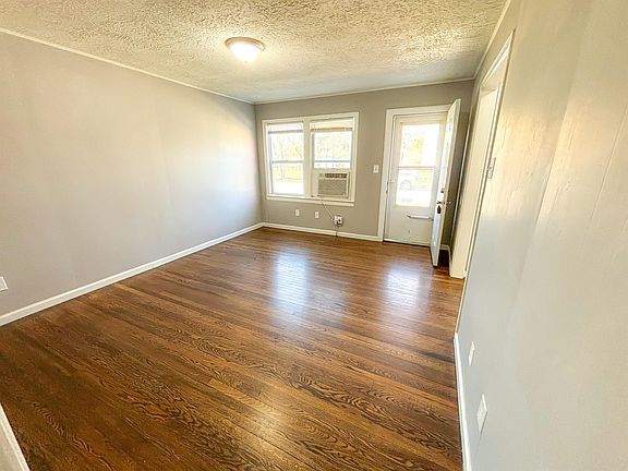 2nd image of 1521 W Merton St #10659359