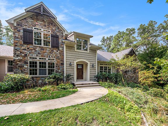 2nd image of 511 Headwaters Dr NE