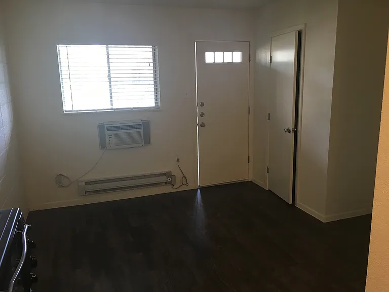 Elmwood Pl. Apts. — Photo 11