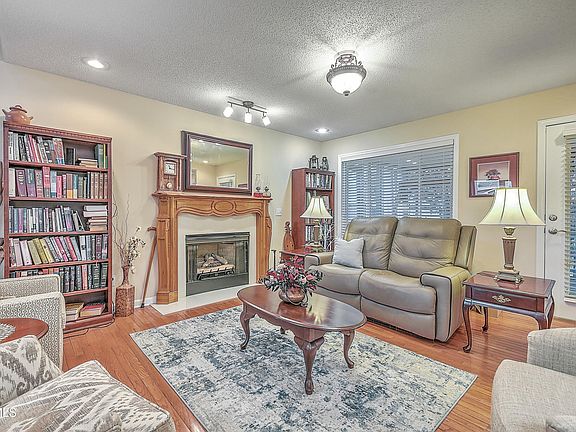 4th image of 390 Kriswood Dr #390