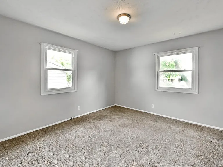 4954 S 143rd St — Photo 10