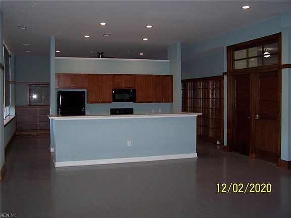2nd image of 680 Oak St #111