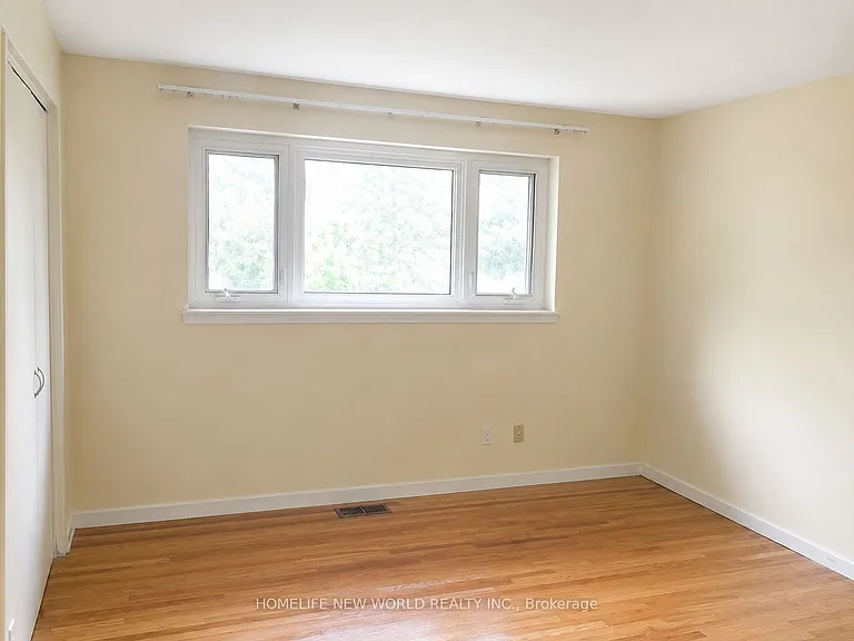 63 Lehar Cres — Photo 8