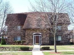197 Uteg St APT 203A, Crystal Lake, IL 60014