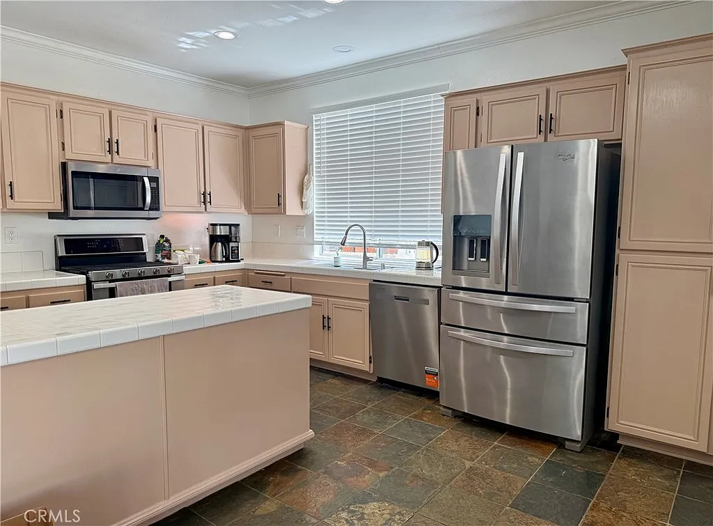 5 bed, 2496 sqft, $4,000 — Photo 4