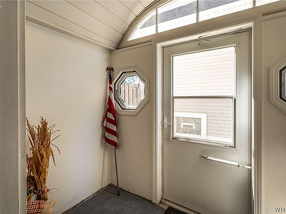 4th image of 375 Parker Ave